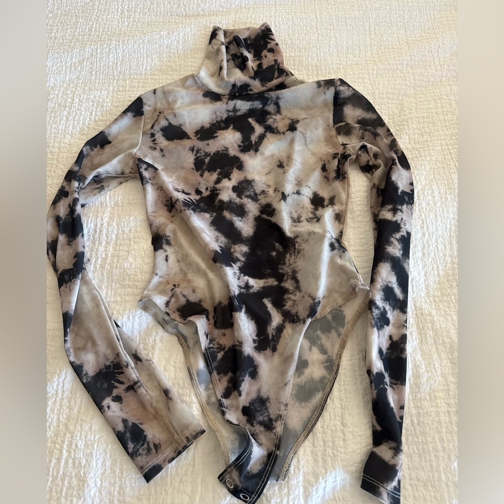Forever 21 Black and Beige Tie-Dye Long Sleeve Bodysuit